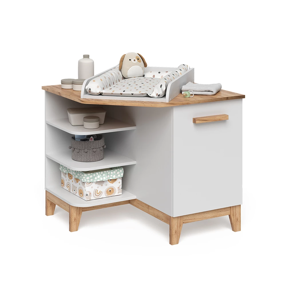 Wickelkommode in Weiß/Artisan auf weißem Hintergrund mit dekorativen Elementen