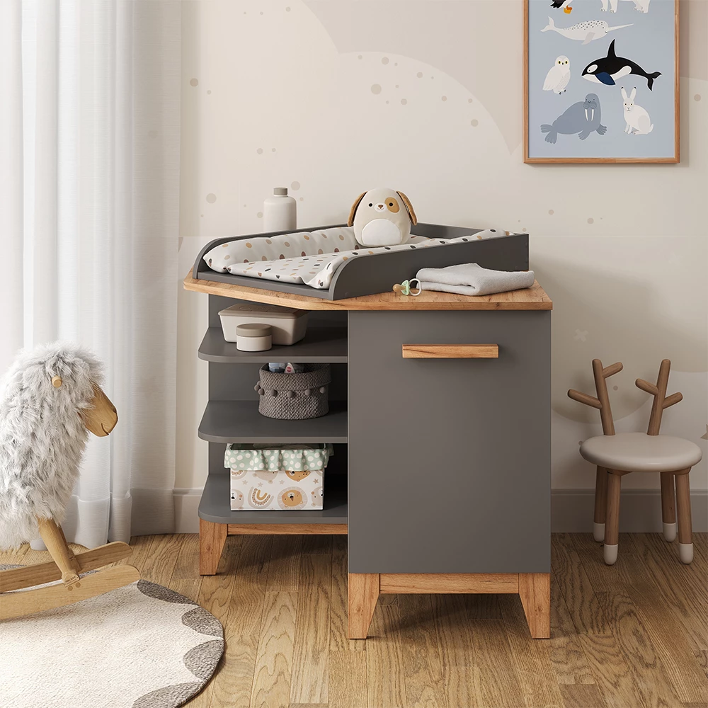 Nahaufnahme von Wickelkommode in Grau/Artisan, zeigt Textur/Details