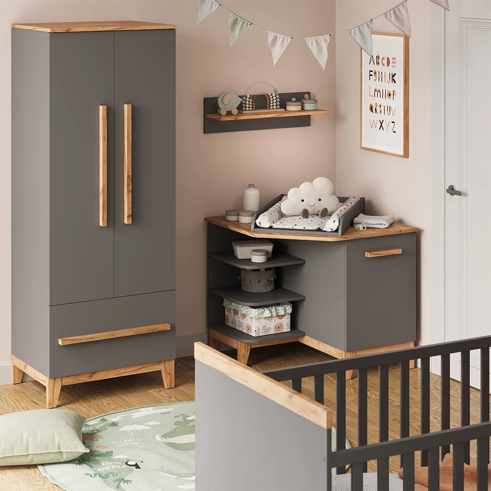 Nahaufnahme von Wickelkommode in Grau/Artisan, zeigt Design- und Oberflächendetails