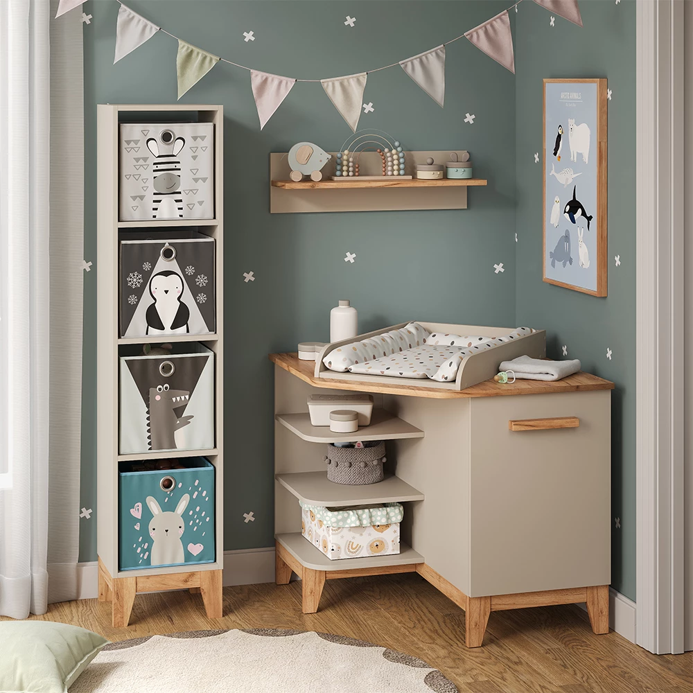 Wickelkommode in Cashmere/Artisan, dargestellt im Ambiente mit Dekoration