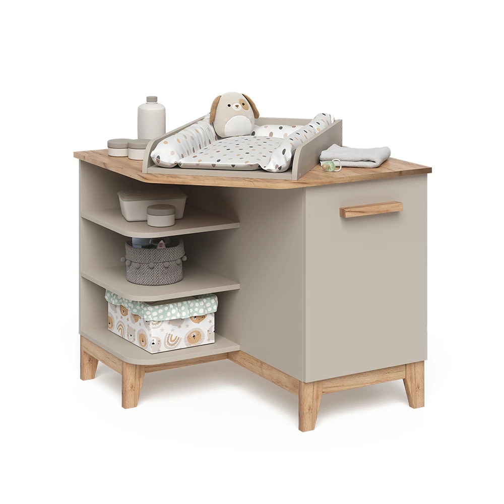 Wickelkommode in Cashmere/Artisan auf weißem Hintergrund mit dekorativen Elementen