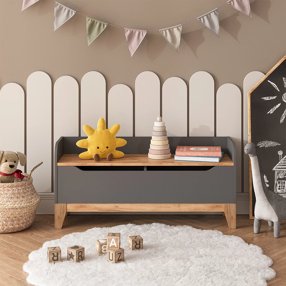 Spielzeugtruhe in Grau/Artisan, dargestellt im Ambiente mit Dekoration