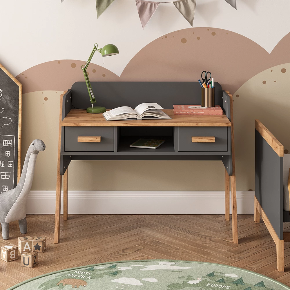 Schreibtisch in Grau/Artisan, dargestellt im Ambiente mit Dekoration