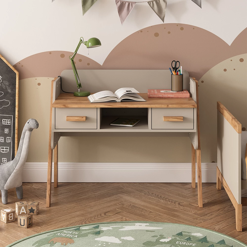 Schreibtisch in Cashmere/Artisan, dargestellt im Ambiente mit Dekoration