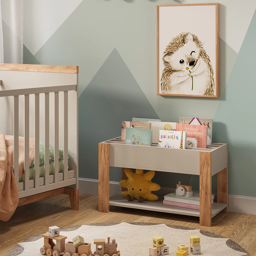 Kinderregal in Cashmere/Artisan, dargestellt im Ambiente mit Dekoration