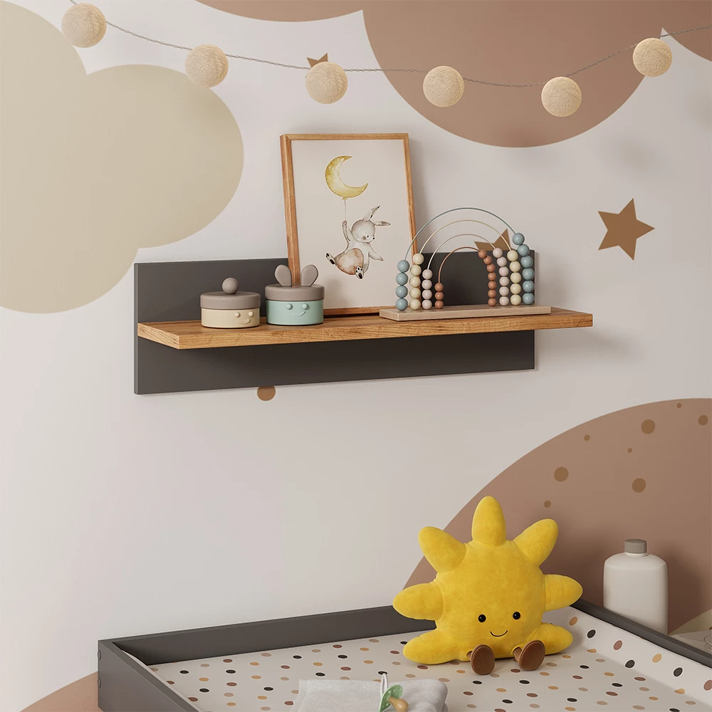 Scaffale a muro per bambini in Grigio/Artisan shown in ambient setting with decoration
