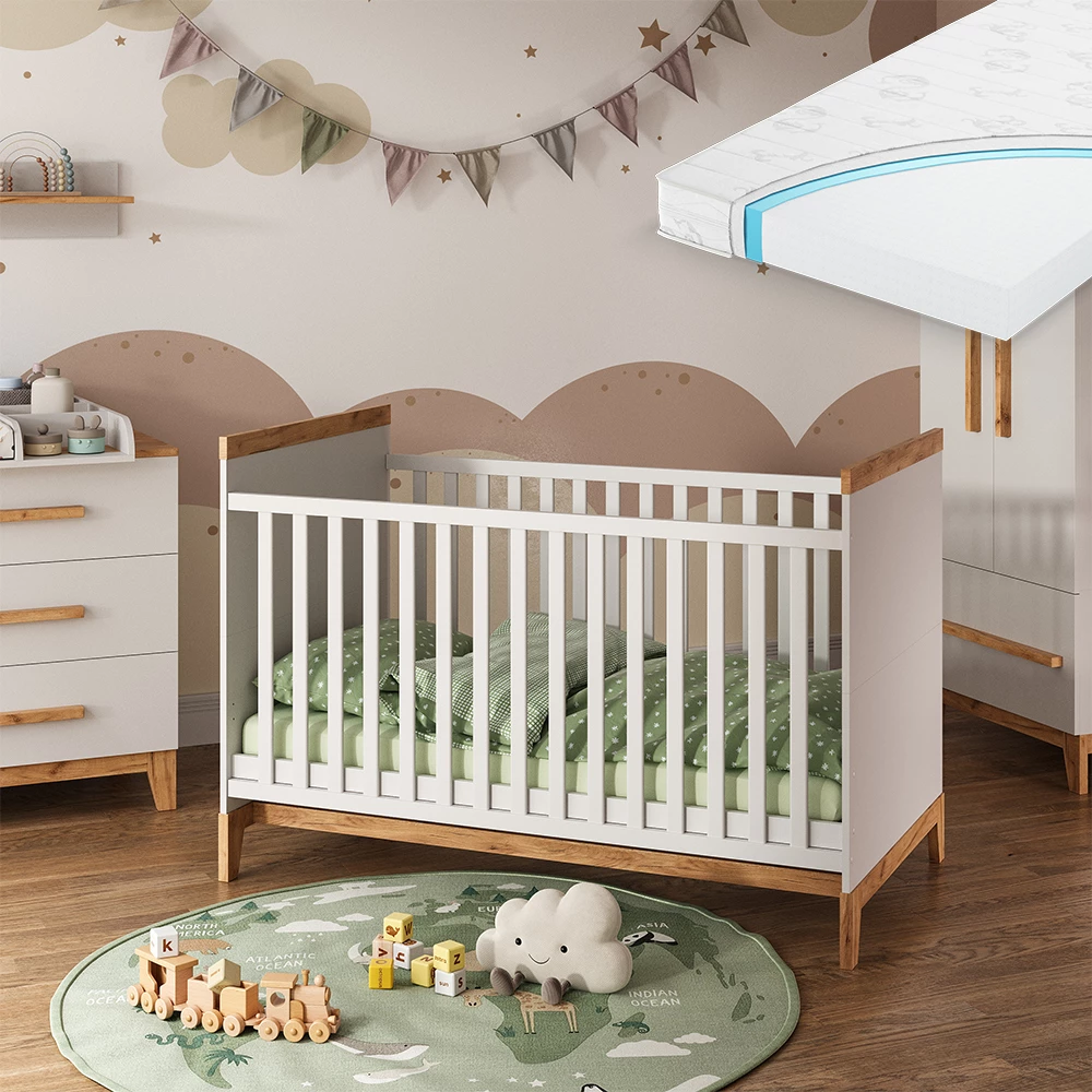 Babybett in Weiß/Artisan, dargestellt im Ambiente mit Dekoration
