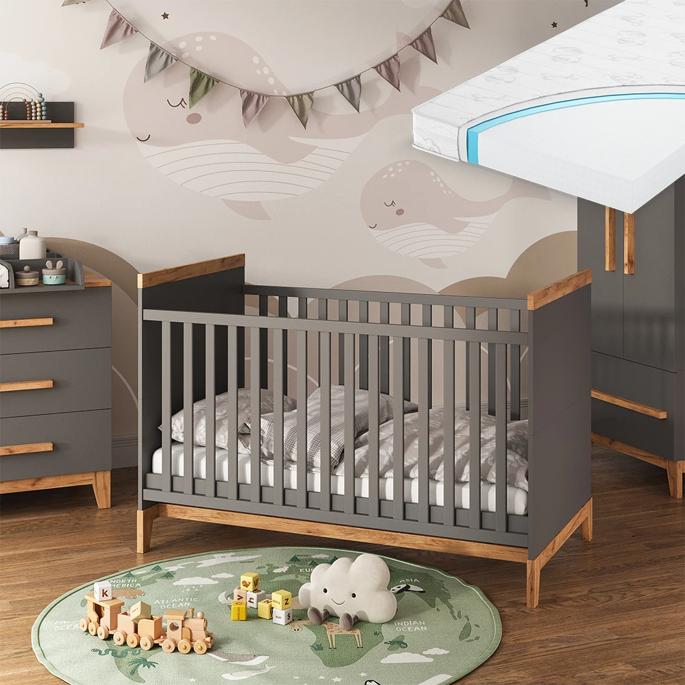 Babybett in Grau/Artisan, dargestellt im Ambiente mit Dekoration