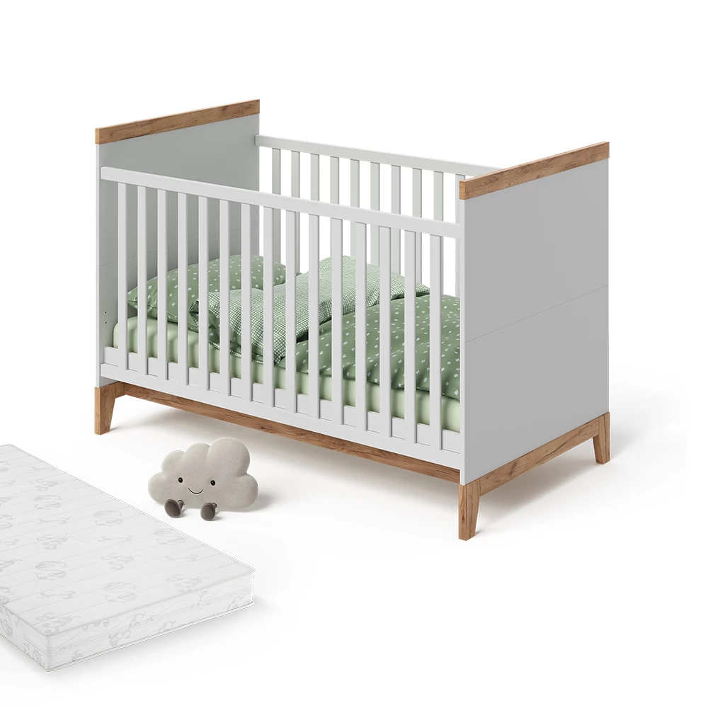 Babybett in Weiß/Artisan auf weißem Hintergrund mit dekorativen Elementen