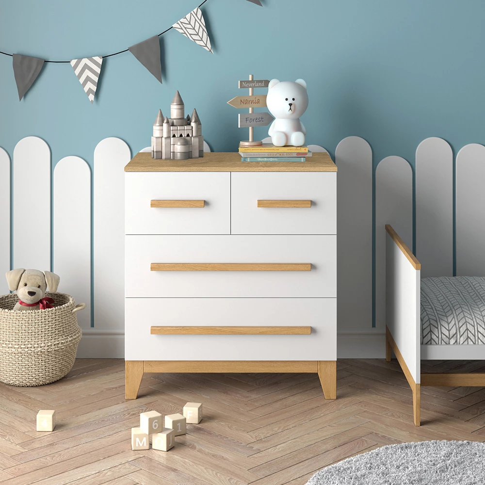 Kommode in Weiß, dargestellt im Ambiente mit Dekoration