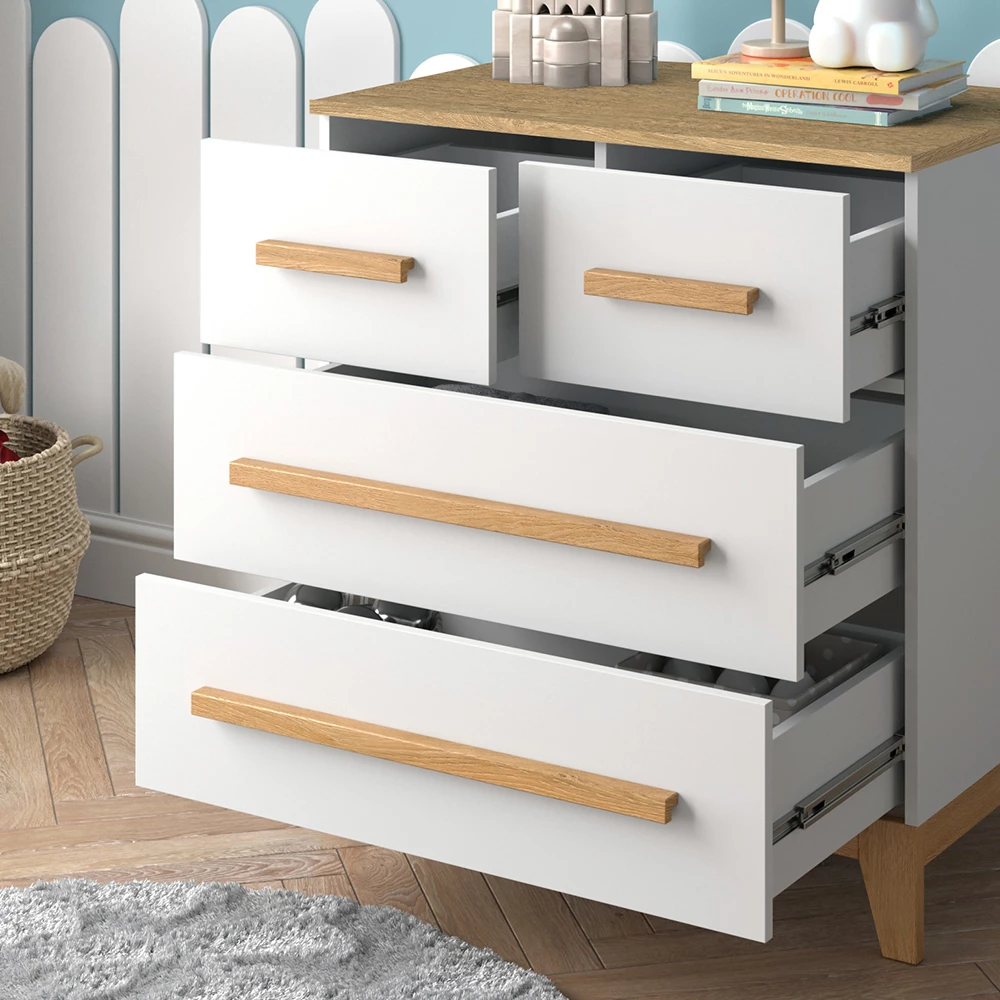 Nahaufnahme von Kommode in Weiß, zeigt Textur/Details