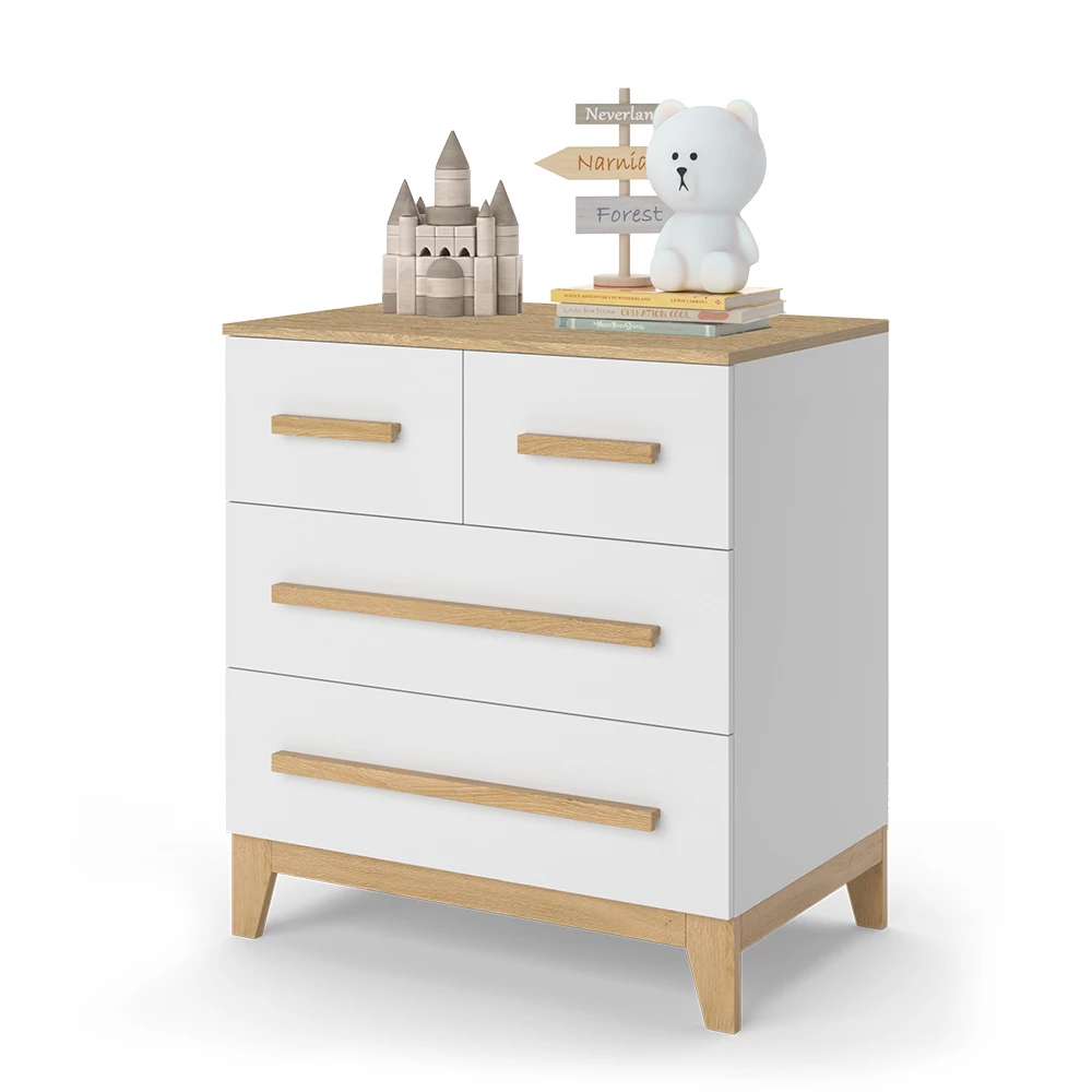 Kommode in Weiß auf weißem Hintergrund mit dekorativen Elementen