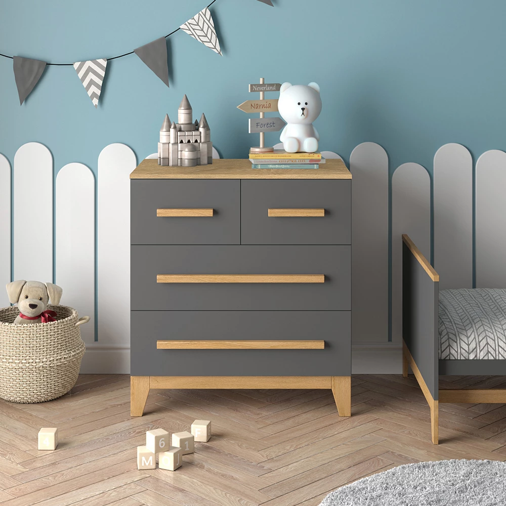 Kommode in Grau auf weißem Hintergrund