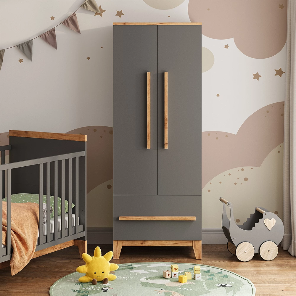 Kinderkleiderschrank in Grau/Artisan, dargestellt im Ambiente mit Dekoration