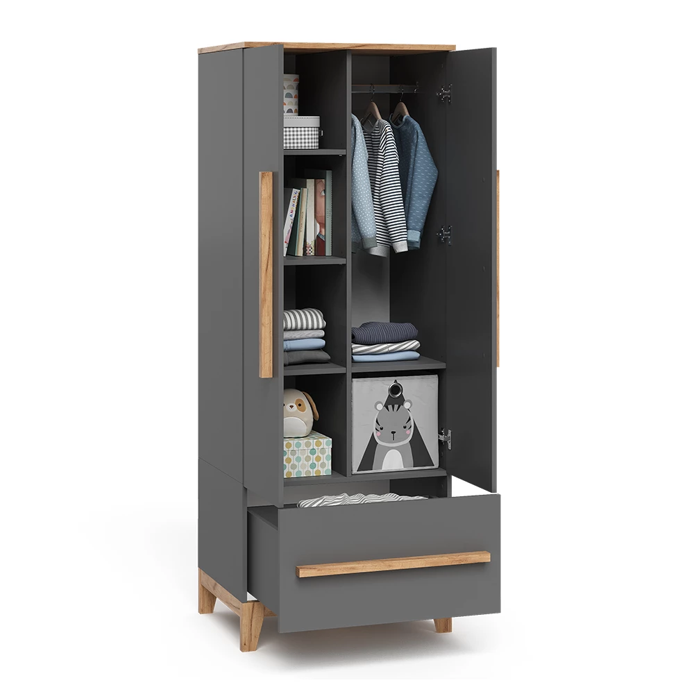 Kinderkleiderschrank in Grau/Artisan auf weißem Hintergrund mit dekorativen Elementen