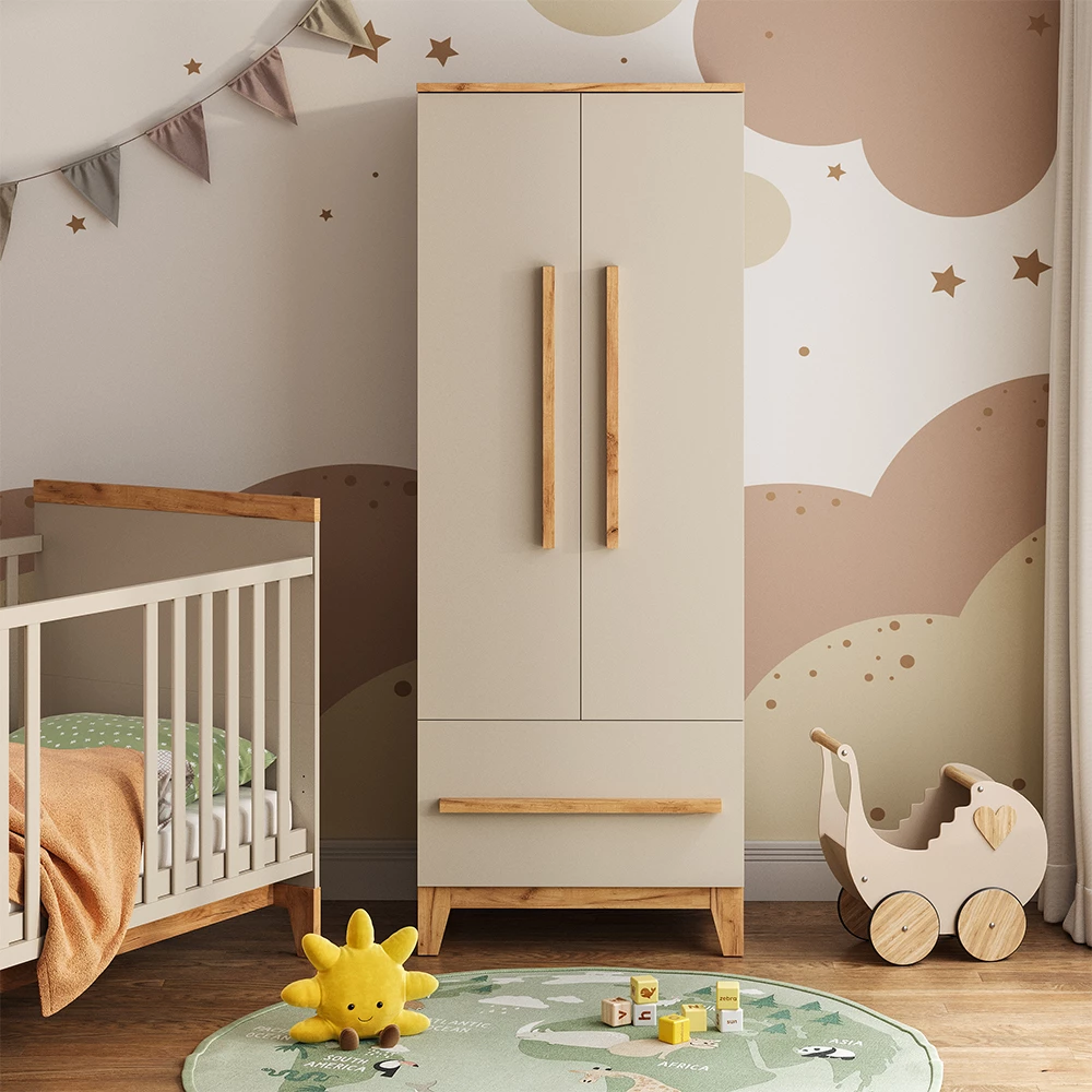 Kinderkleiderschrank in Cashmere/Artisan, dargestellt im Ambiente mit Dekoration