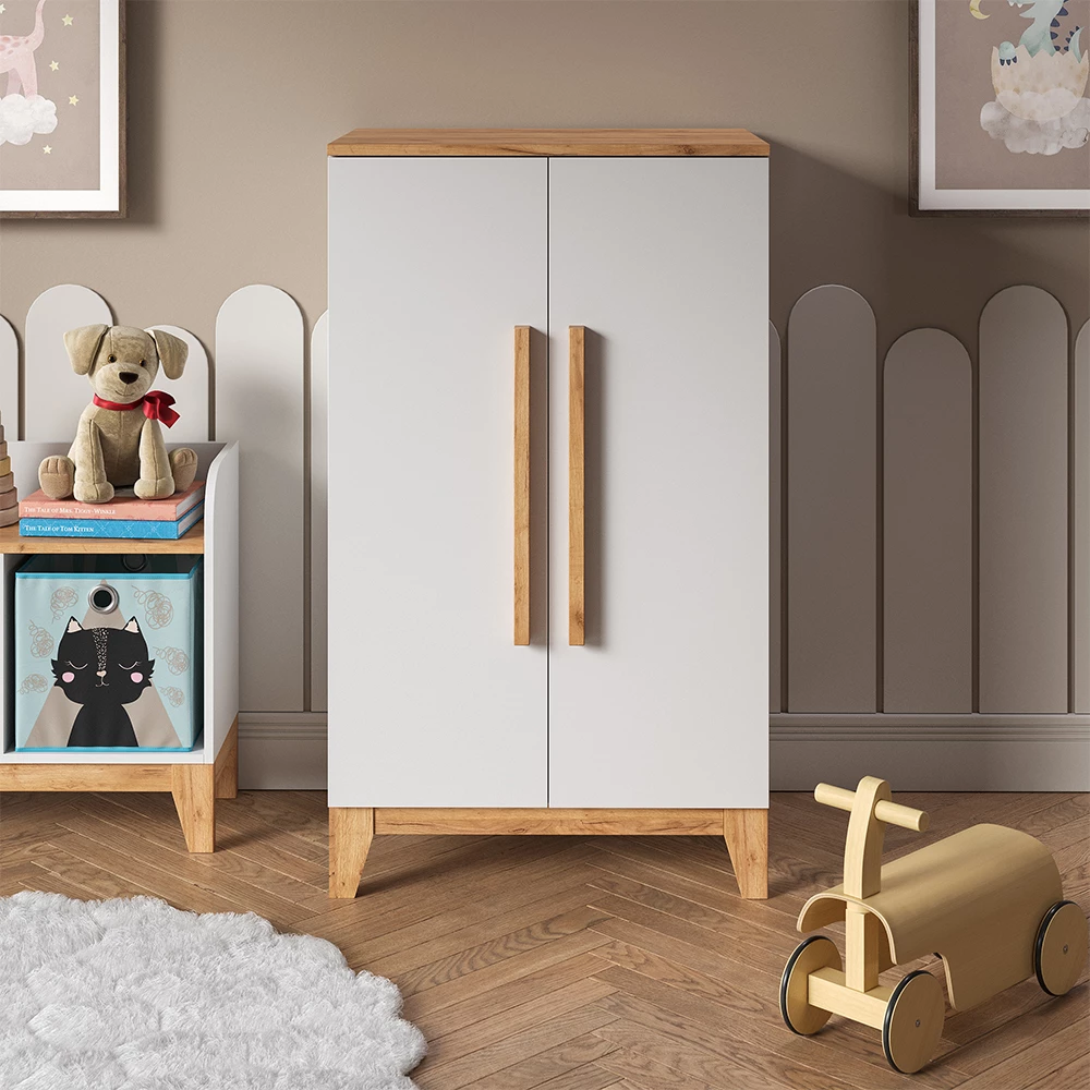 Armadio per bambini in Bianco/Artisan shown in ambient setting with decoration