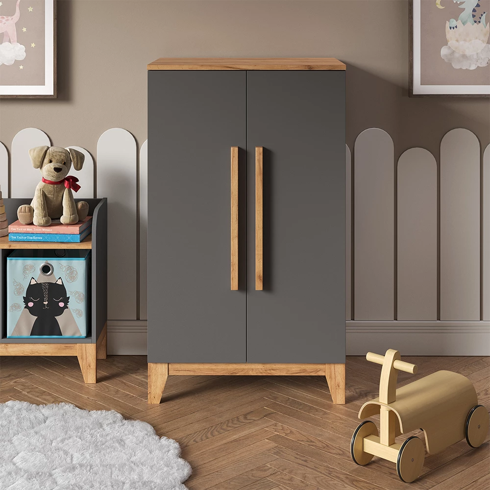 Kinderkleiderschrank in Grau/Artisan, dargestellt im Ambiente mit Dekoration