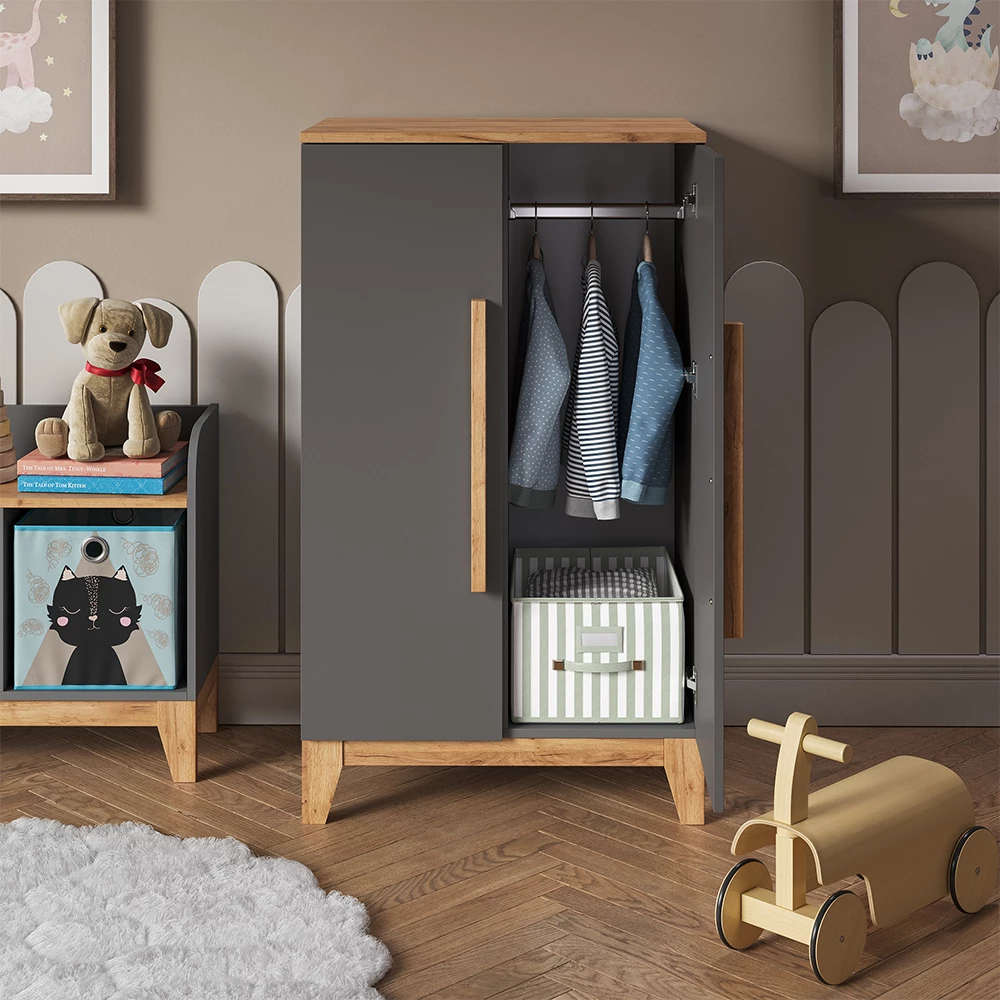 Nahaufnahme von Kinderkleiderschrank in Grau/Artisan, zeigt Textur/Details