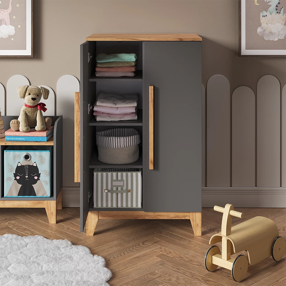 Nahaufnahme von Kinderkleiderschrank in Grau/Artisan, zeigt Design- und Oberflächendetails