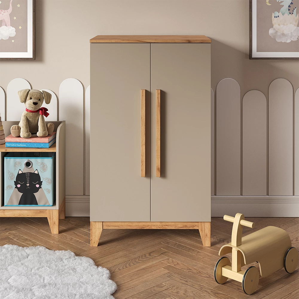 Armadio per bambini in Cashmere/Artigianale shown in ambient setting with decoration