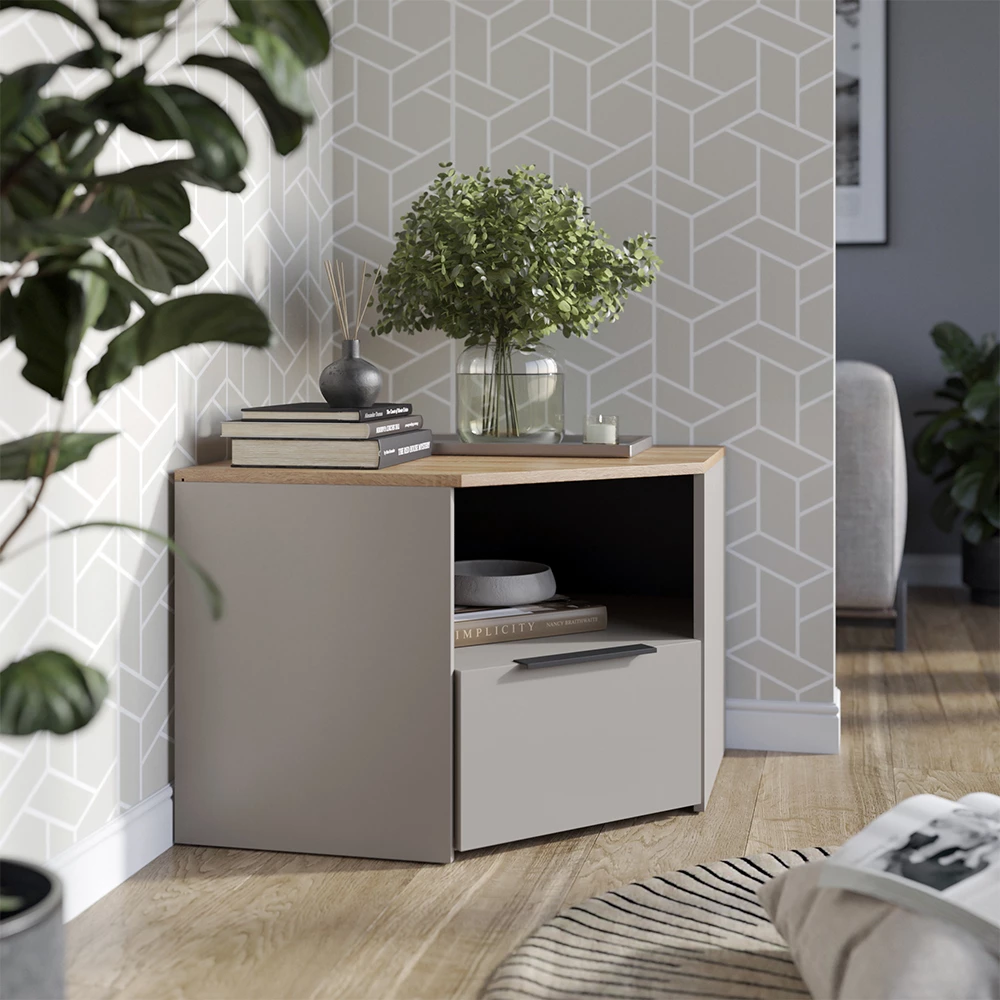 Lowboard in Greige auf weißem Hintergrund