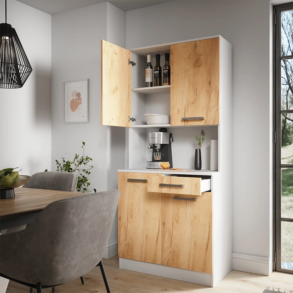 Gros plan de buffet de cuisine en Chêne blanc/force de l'or, montrant le design et les détails de surface