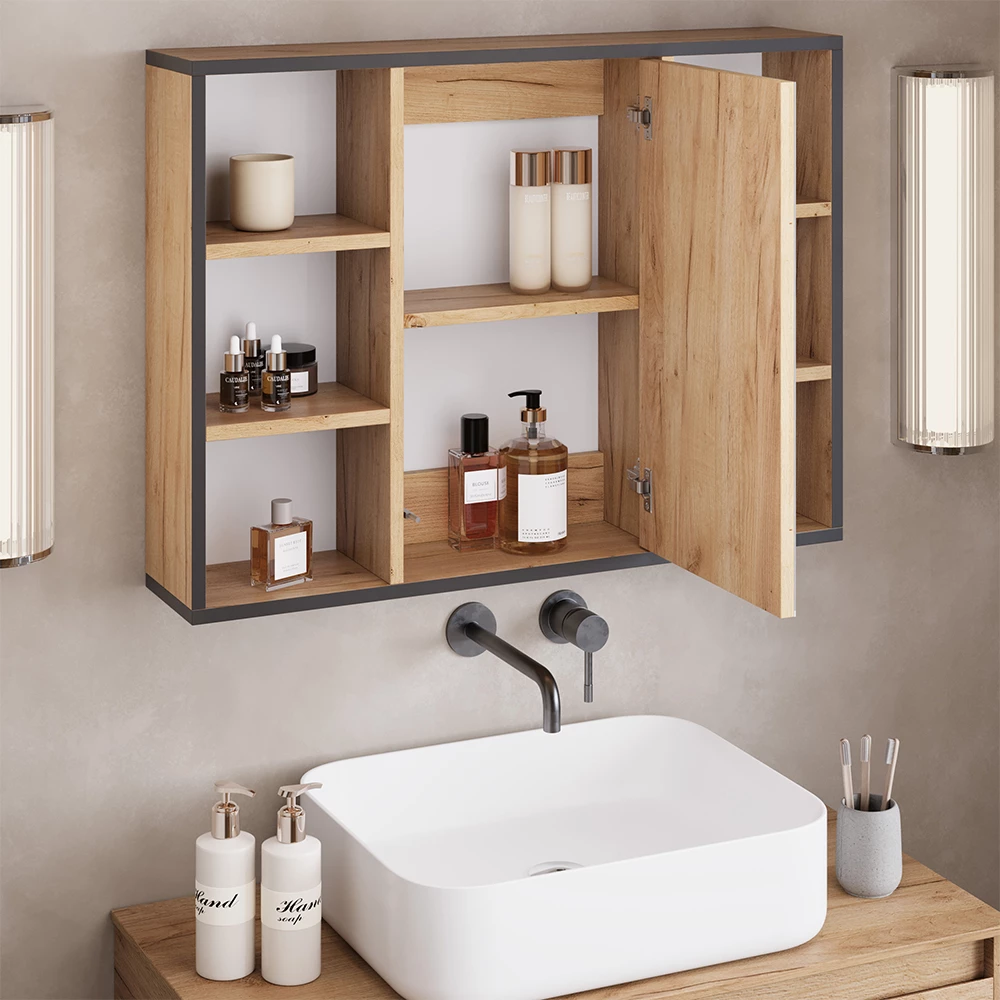 Nahaufnahme von Badspiegelschrank in Goldkraft Eiche, zeigt Textur/Details