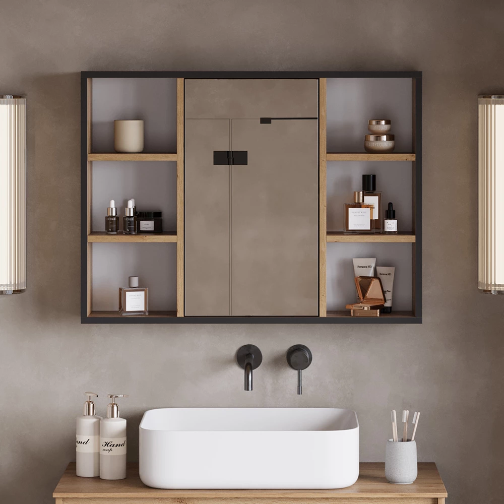 Badspiegelschrank in Goldkraft Eiche, dargestellt im Ambiente mit Dekoration