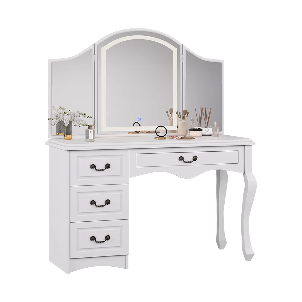 Schminktisch in Weiß auf weißem Hintergrund mit dekorativen Elementen