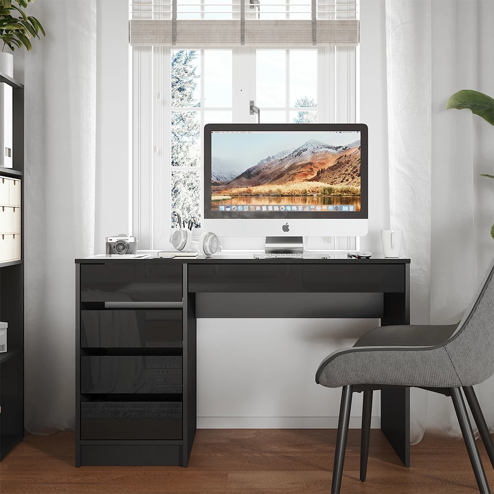 Schreibtisch in Anthrazit Hochglanz, dargestellt im Ambiente mit Dekoration