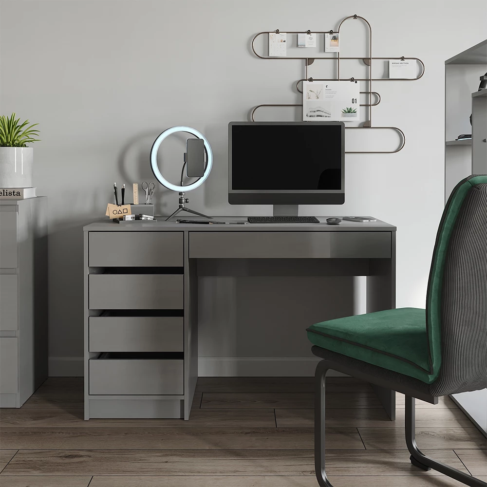 Schreibtisch in Grau Hochglanz, dargestellt im Ambiente mit Dekoration