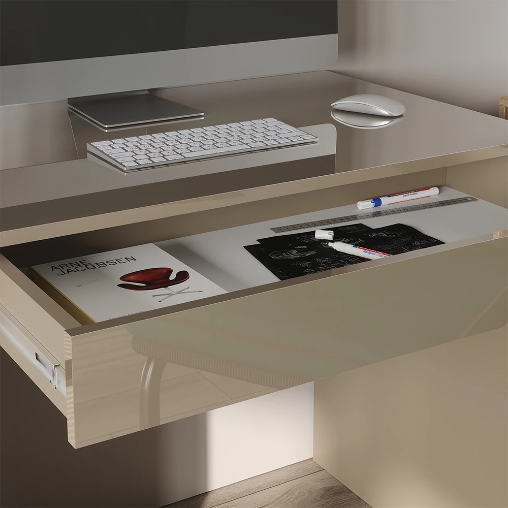 Nahaufnahme von Schreibtisch in Greige Hochglanz, zeigt Textur/Details