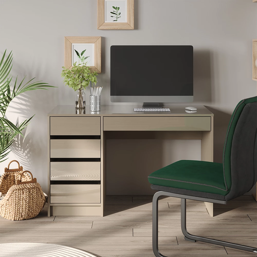 Schreibtisch in Greige Hochglanz, dargestellt im Ambiente mit Dekoration