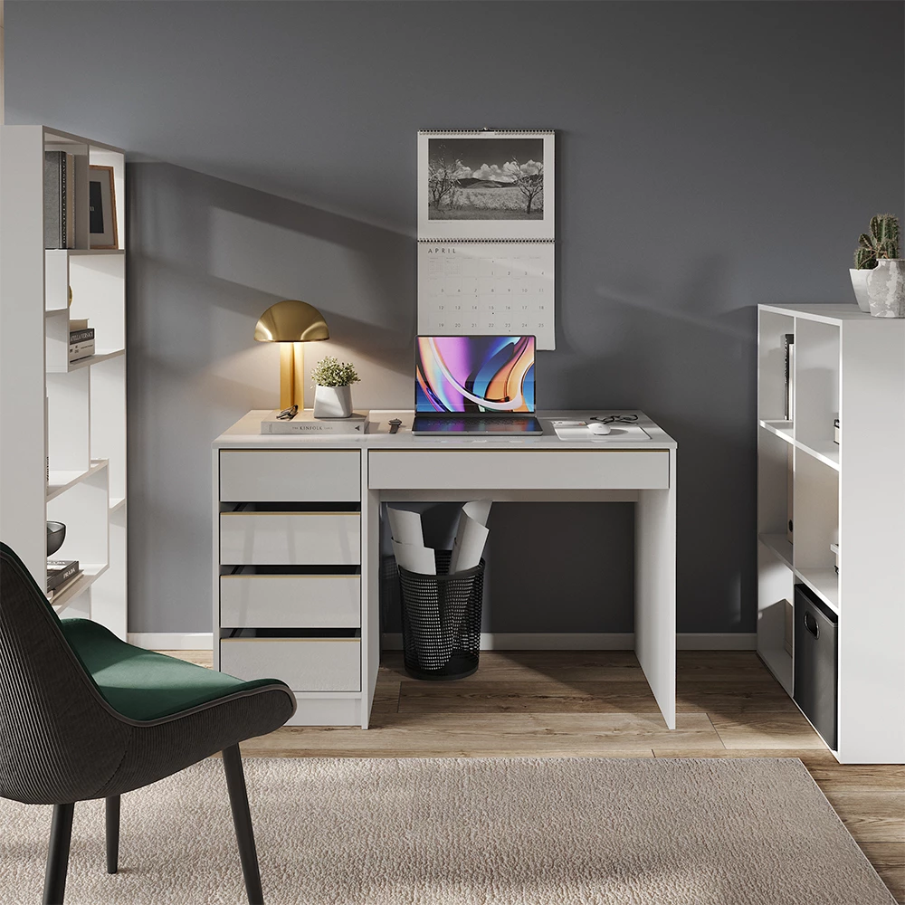 Schreibtisch in Weiß Hochglanz, dargestellt im Ambiente mit Dekoration