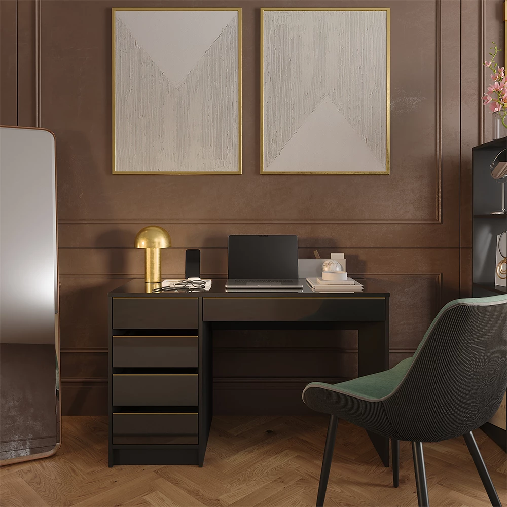 Schreibtisch in Schwarz Hochglanz, dargestellt im Ambiente mit Dekoration