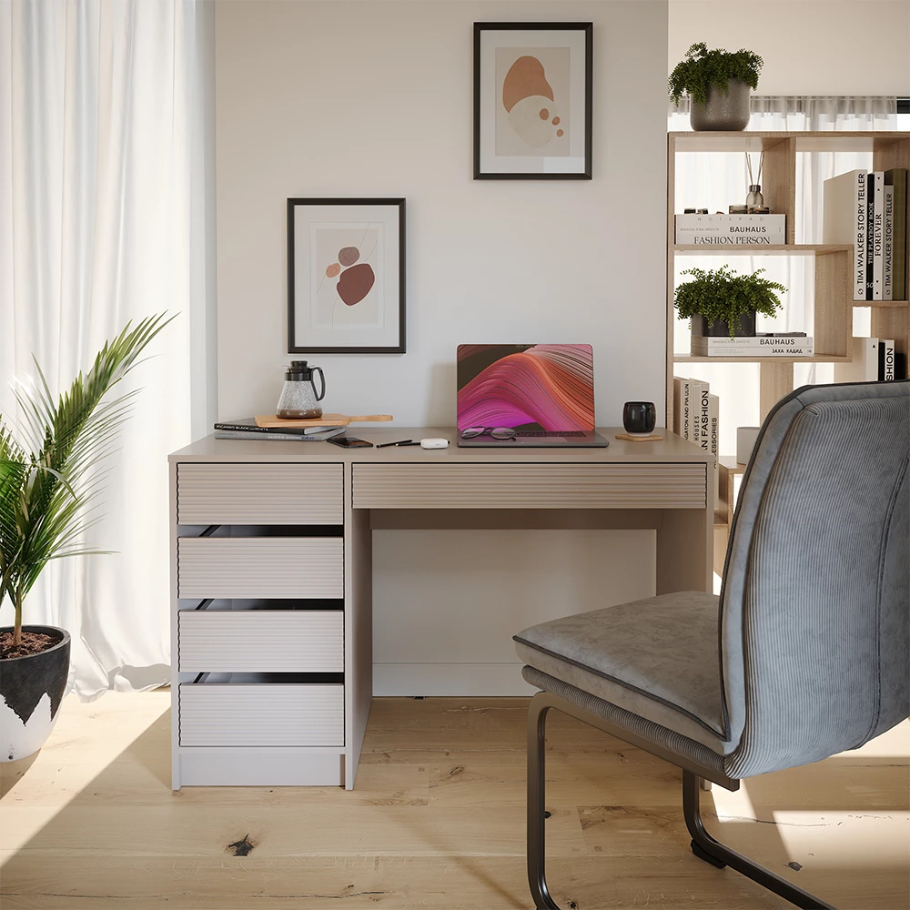 Schreibtisch in Cashmere, dargestellt im Ambiente mit Dekoration