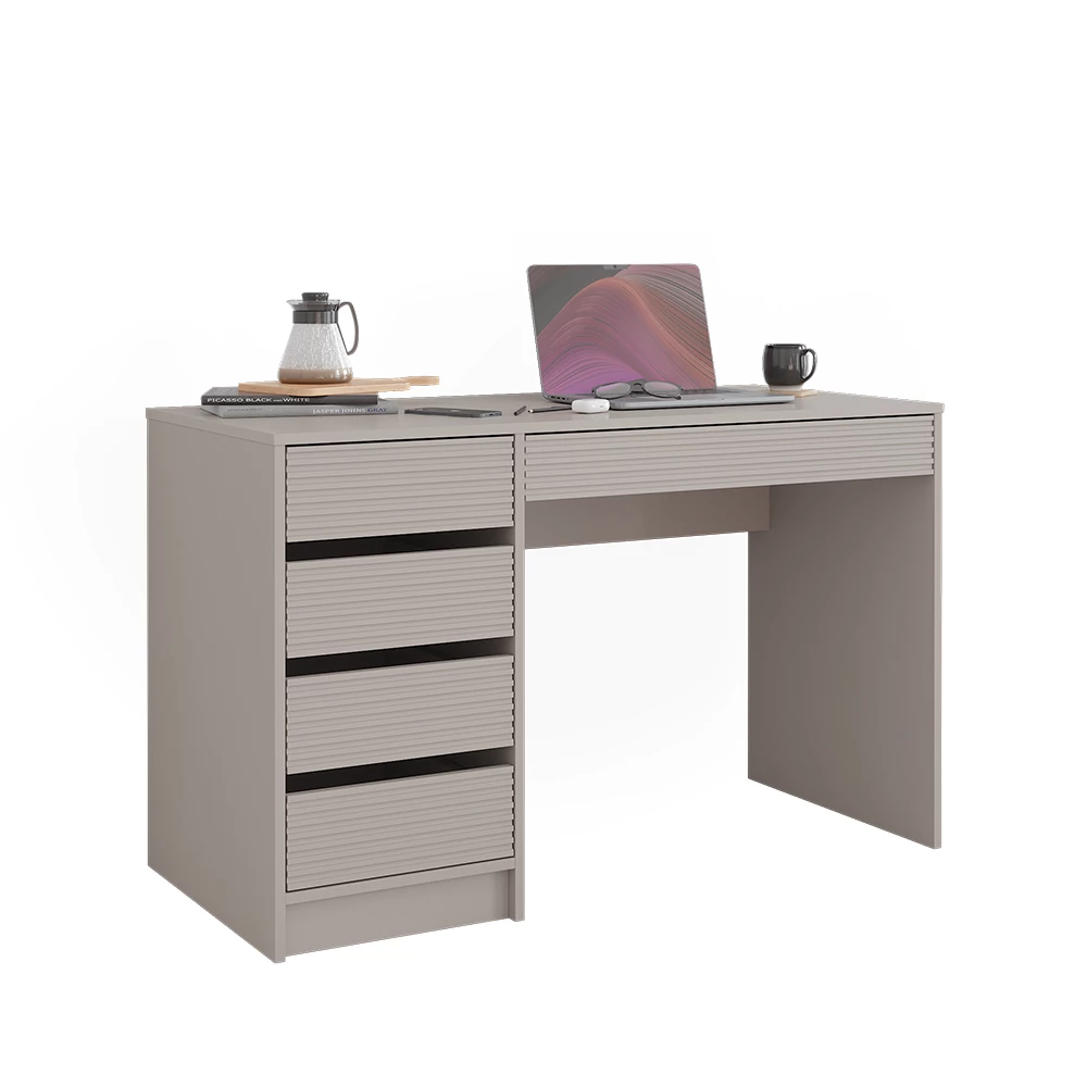 Schreibtisch in Cashmere auf weißem Hintergrund mit dekorativen Elementen