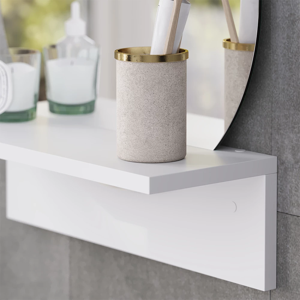 Nahaufnahme von Badezimmerspiegel in Weiß, zeigt Textur/Details