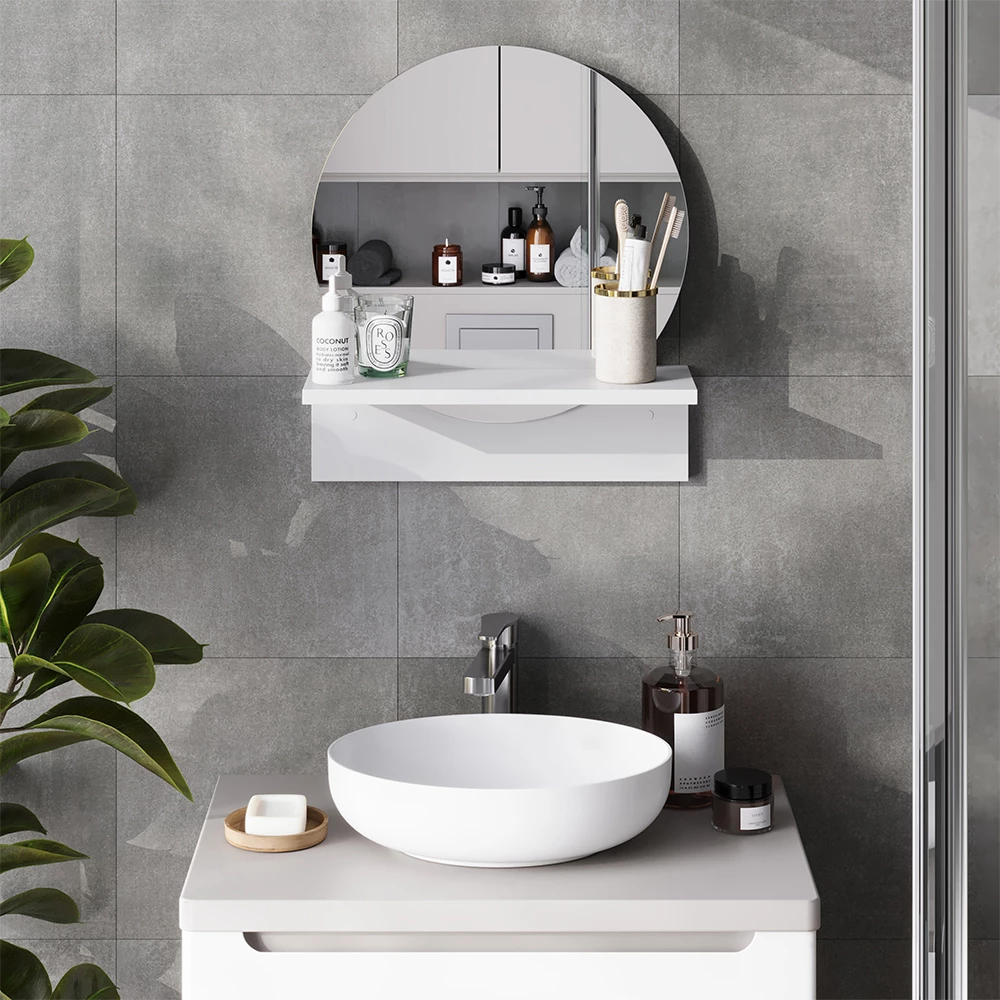 Badezimmerspiegel in Weiß, dargestellt im Ambiente mit Dekoration