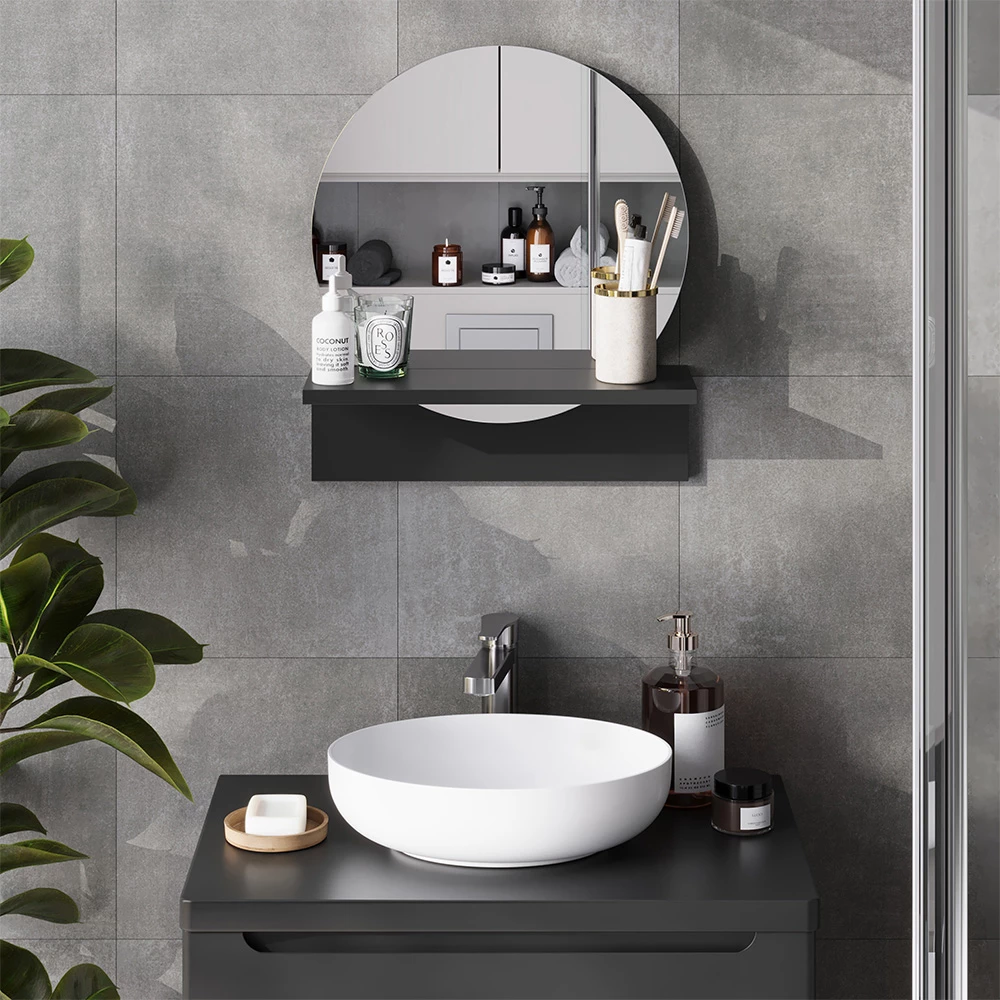Specchio bagno in Nero shown in ambient setting with decoration