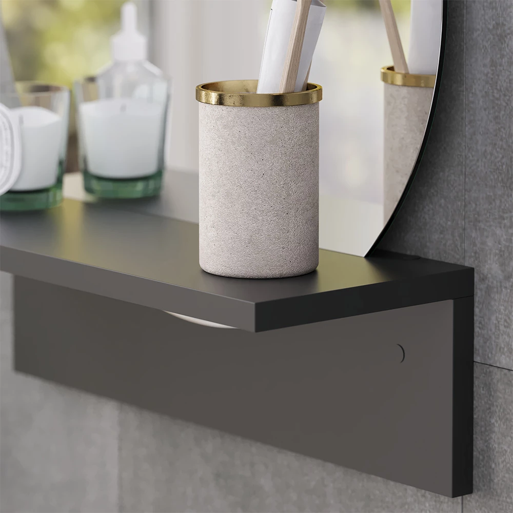 Close-up of Specchio bagno in Nero, showing texture/details