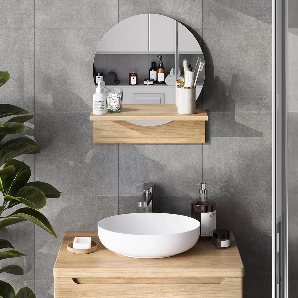 Badezimmerspiegel in Goldkraft Eiche, dargestellt im Ambiente mit Dekoration