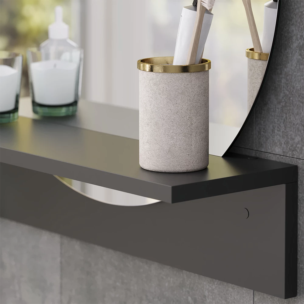 Nahaufnahme von Badezimmerspiegel in Schwarz, zeigt Textur/Details