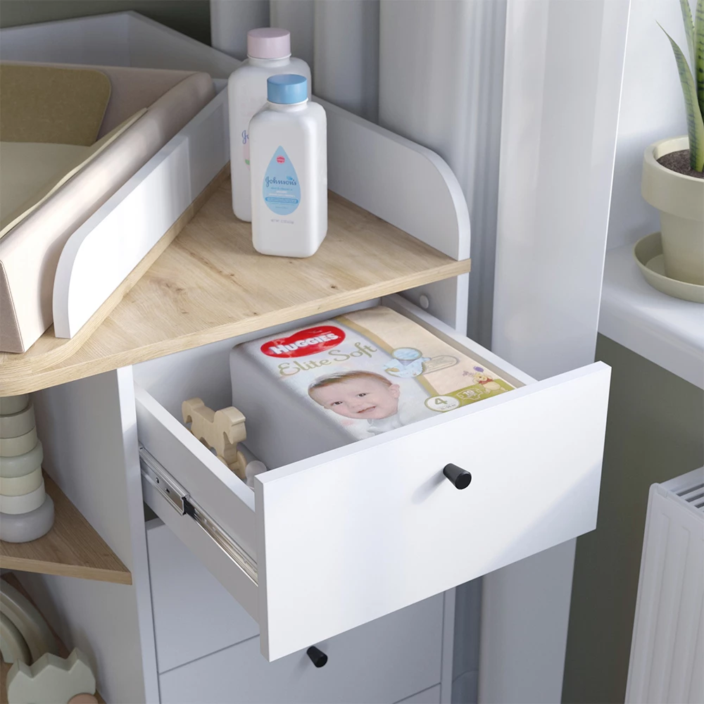 Nahaufnahme von Wickelkommode in Weiß, zeigt Textur/Details