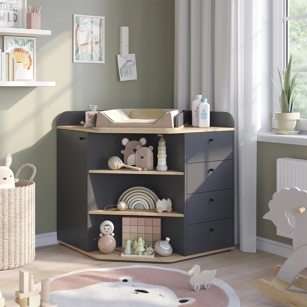 Wickelkommode in Anthrazit, dargestellt im Ambiente mit Dekoration