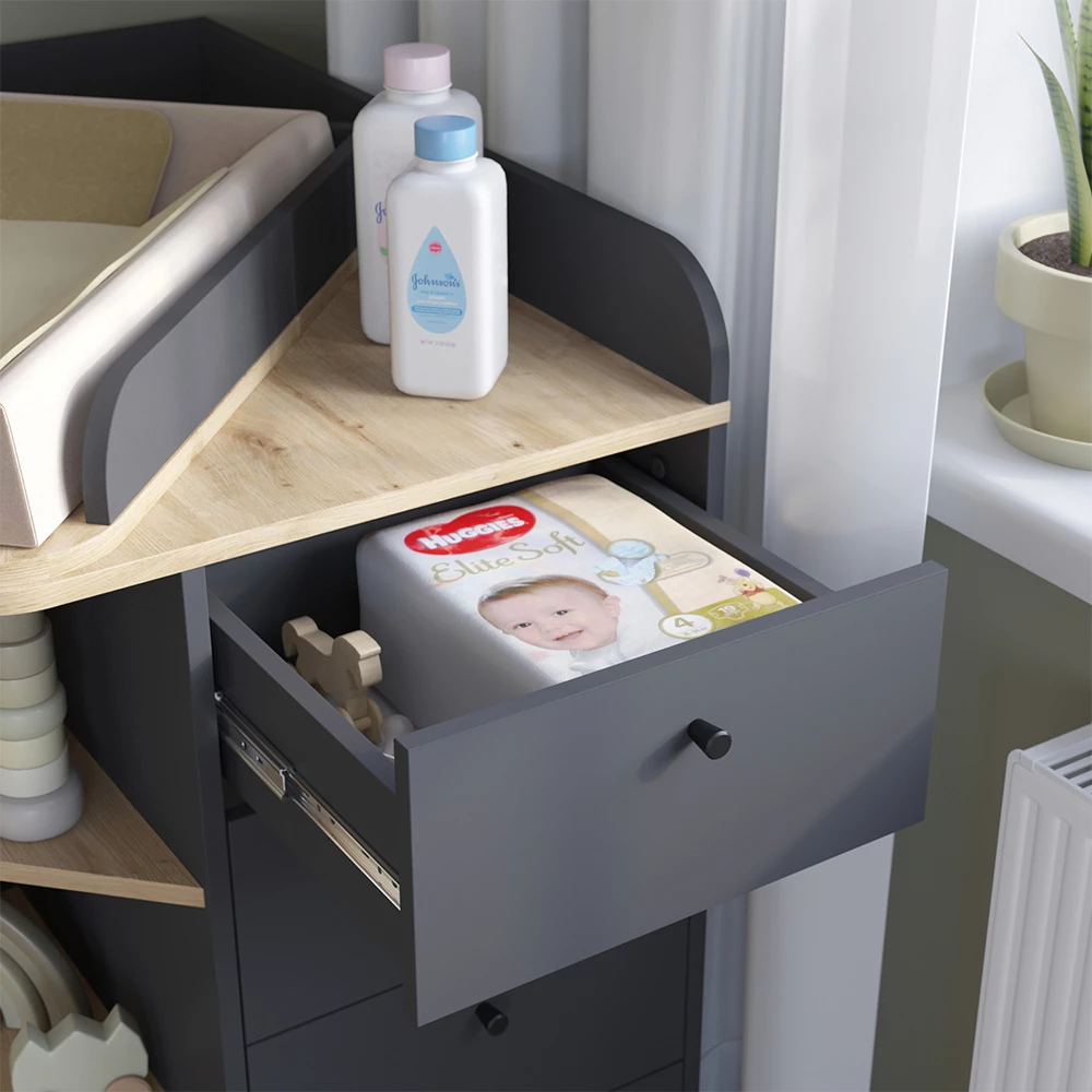 Nahaufnahme von Wickelkommode in Anthrazit, zeigt Textur/Details