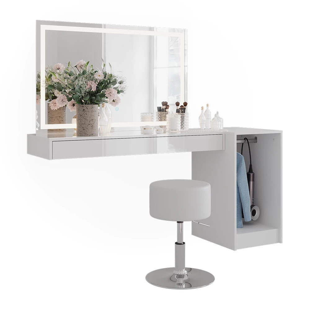 Schminktisch in Weiß auf weißem Hintergrund mit dekorativen Elementen