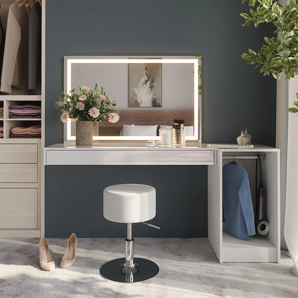 Schminktisch in Weiß, dargestellt im Ambiente mit Dekoration