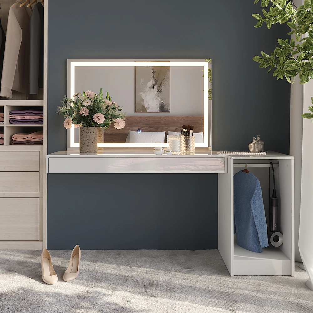 Schminktisch in Weiß, dargestellt im Ambiente mit Dekoration